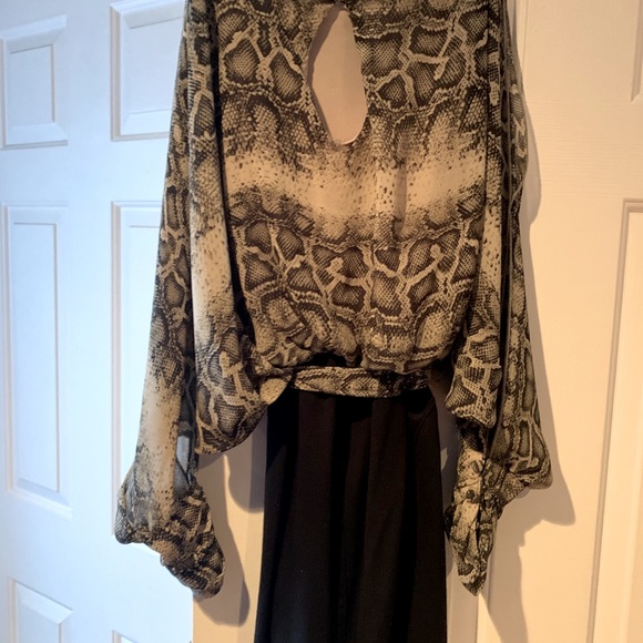 Snake skin tight dress with big arms - Picture 2 of 4